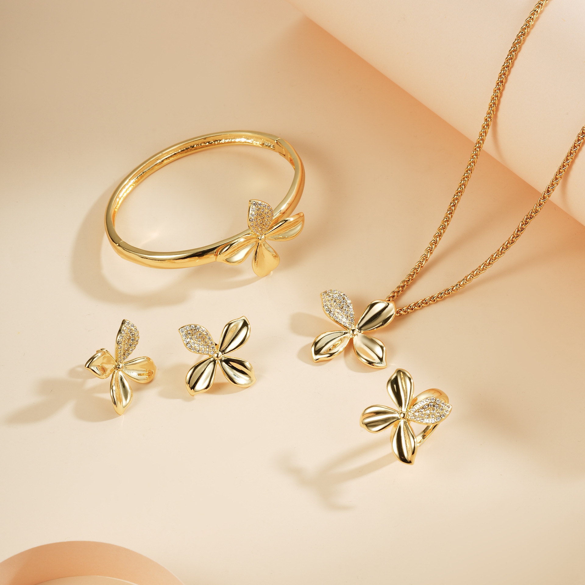 Juegos de joyería de moda con diamantes de cuatro hojas pulsera anillo pendientes colgante collar accesorios de regalo de banquete set de cuatro piezas