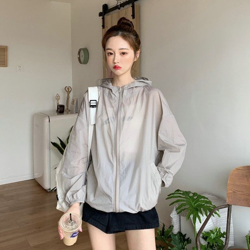 Stylish and Versatile Lightweight Suncoat for Women - 2024 Summer New Arrival Student-Friendly Loose and Breathable Sun Shirt with Reflective Design
