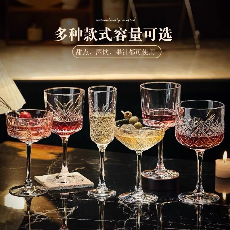 Pasha con copas de cóctel de vidrio creativas, copas de bar de bebidas especiales, copas de vino de alto valor, copas Martini
