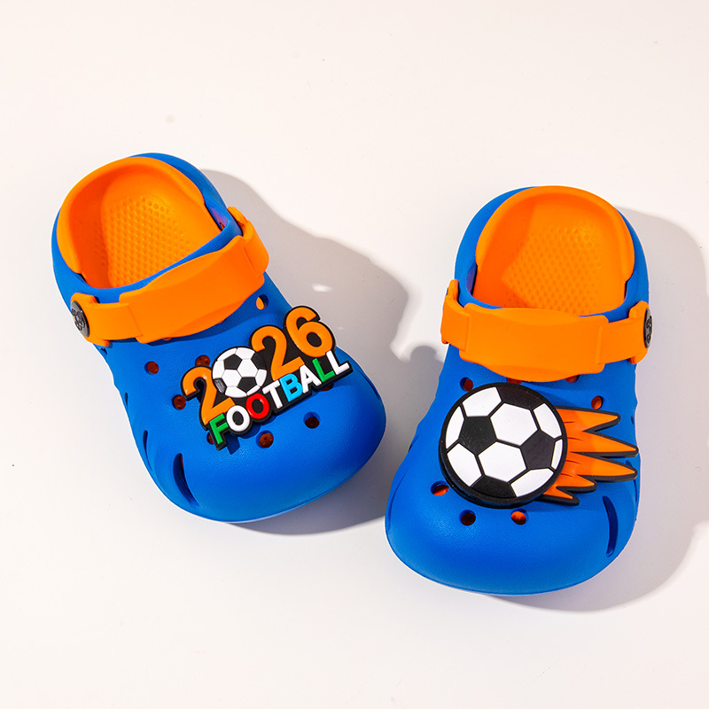 Zapatillas infantiles bonitas de fútbol para niños pequeños en el interior zapatillas frescas para jugar dos zapatos de verano