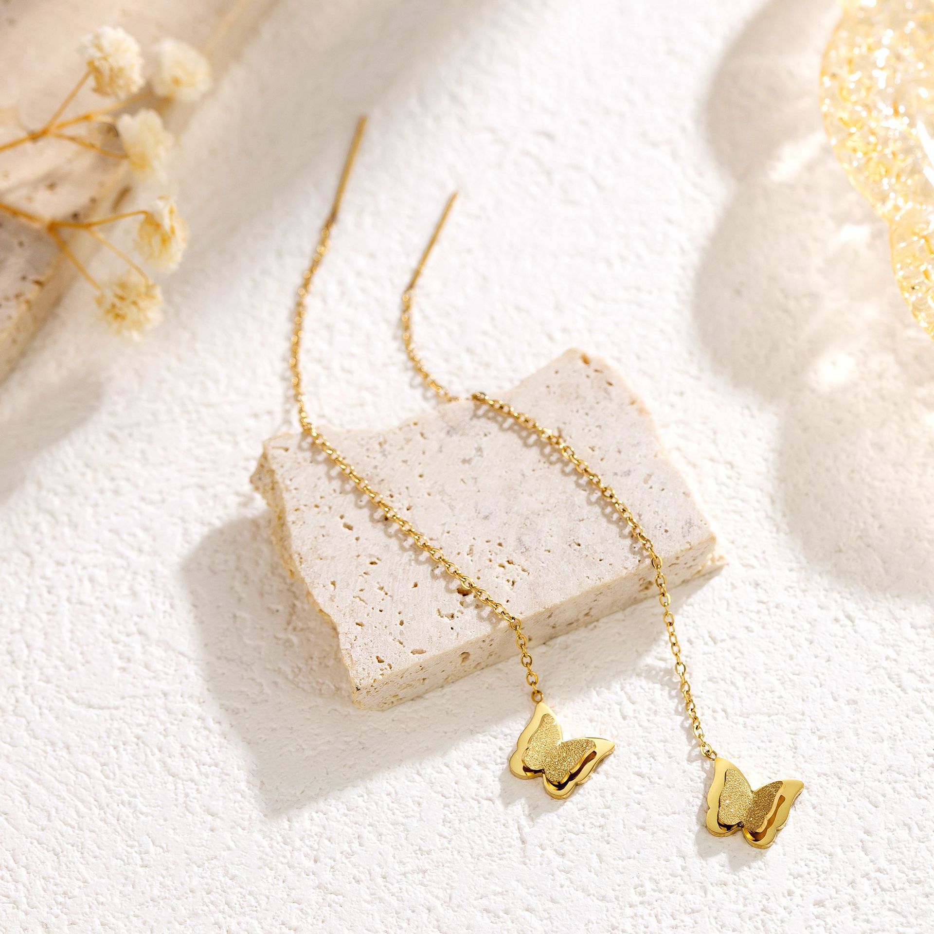 2025 nuevo estilo de moda pequeña mariposa borda pendientes de orejas de alta calidad temperamento dorado pernos de acero de titanio para mujeres image 3