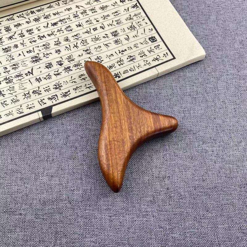 鶏の羽の木の三角のマッサージ器の点の穴の棒のスクレーパーの板の三角のすずめのマッサージ器の赤い木の取っ手の木|undefined