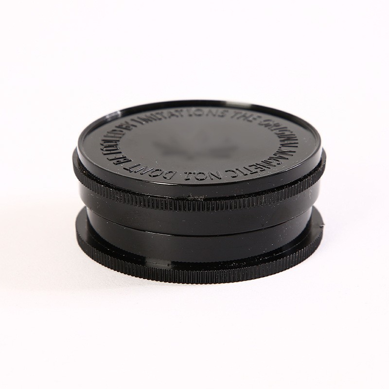 Fábrica directa de cigarrillos transfronterizos venta caliente molino de humo de plástico de tres capas 60mm molino manual triturador de humo