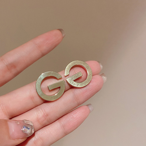 Simple metal letter 925 silver needle earrings, high-end, versatile ins fashion earrings, personalized temperament, Hong Kong style earrings