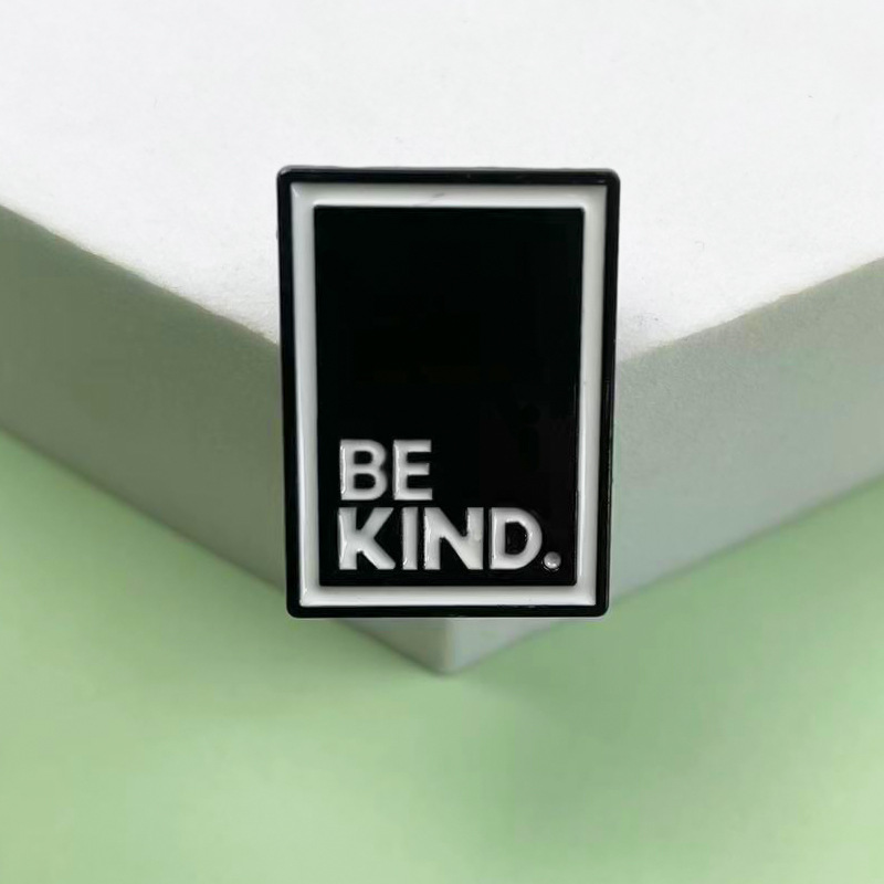 Broche de metal de etiqueta geométrica en blanco y negro Insignia de accesorios de ropa en inglés simple Insignia de decoración de moda transfronteriza Insignia de cuello