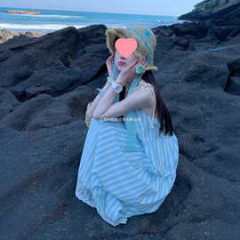 海边度假条纹吊带连衣裙子女2025夏季新款法式气质宽松小个子长裙