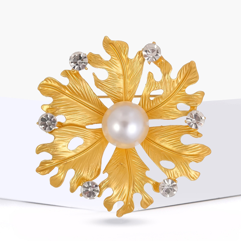 Elegant brooch pearl