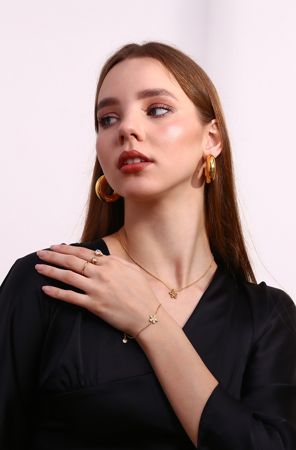 Model Show Flower Pendant Necklace Bracelet