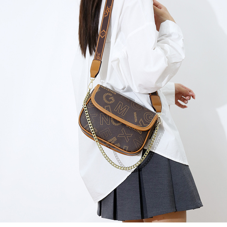 2023 Autumn New Live Broadcast Good Style Chain Saddle Bag Retro Presbyopia High-Quality Single Shoulder Diagonal Letter Women's Bag_voghion.com