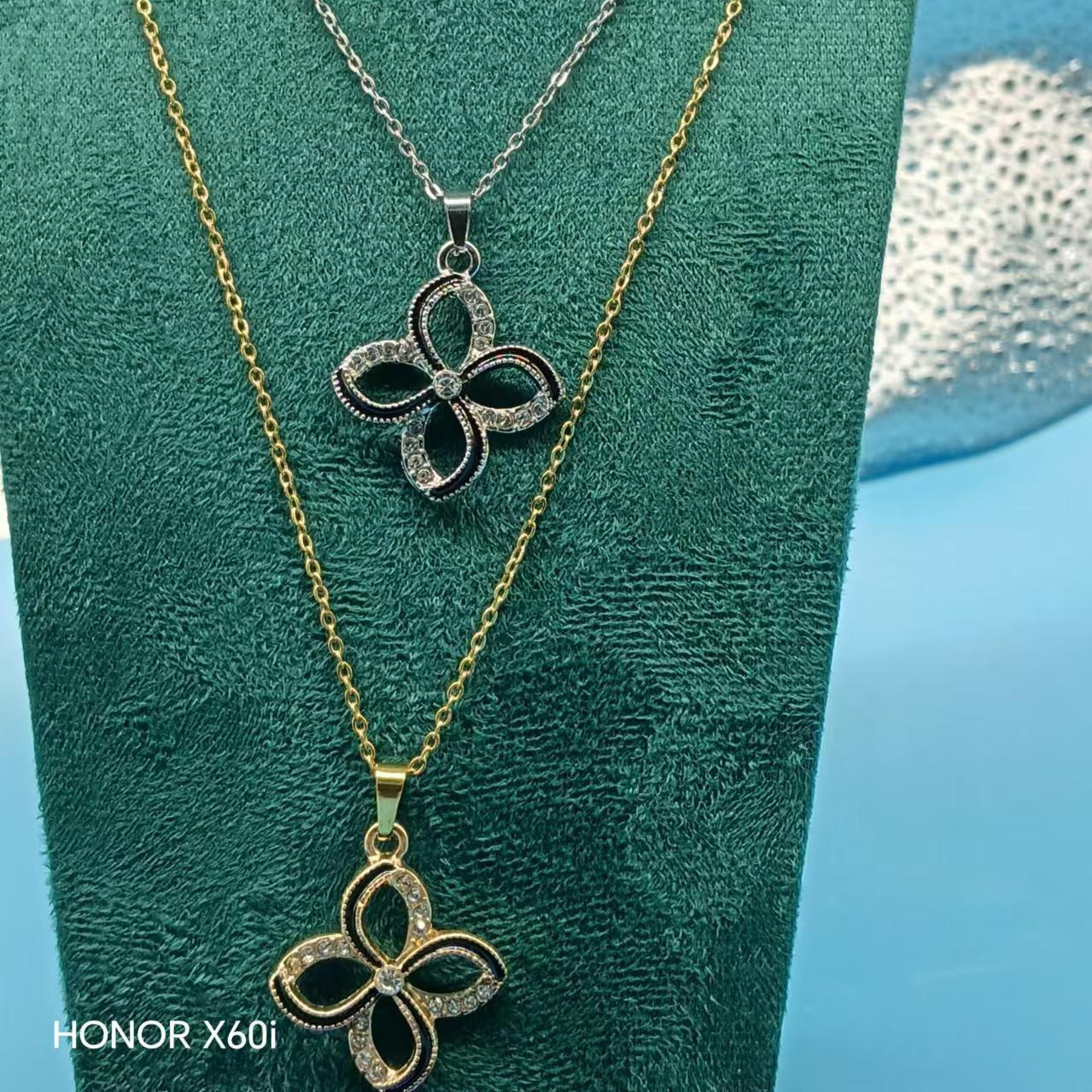 饰品镂空四叶蝴蝶花环吊坠简约镶钻服饰项链时尚