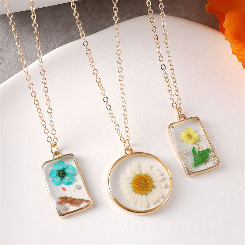 15g Weight Resin Pendant Material Pendant Necklace Classification Alloy Chain Material 1 Piece Quantity Casual Occasion Alloy, Resin Material Flower Pattern Unisex Gender Plating Design Pastoral, Simple Style Style Pastoral Simple Style Flower Alloy Resin Wholesale Pendant Necklace 11