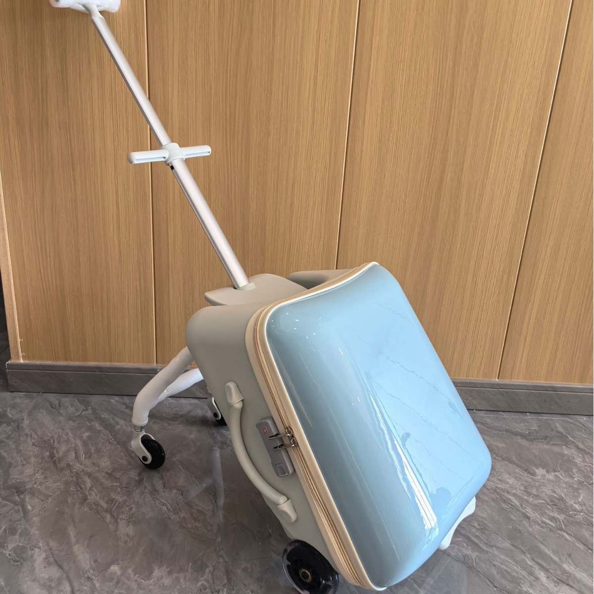 【Direct from the factory】Children's ride-on luggage, a suitcase that allows children to sit on it while traveling
