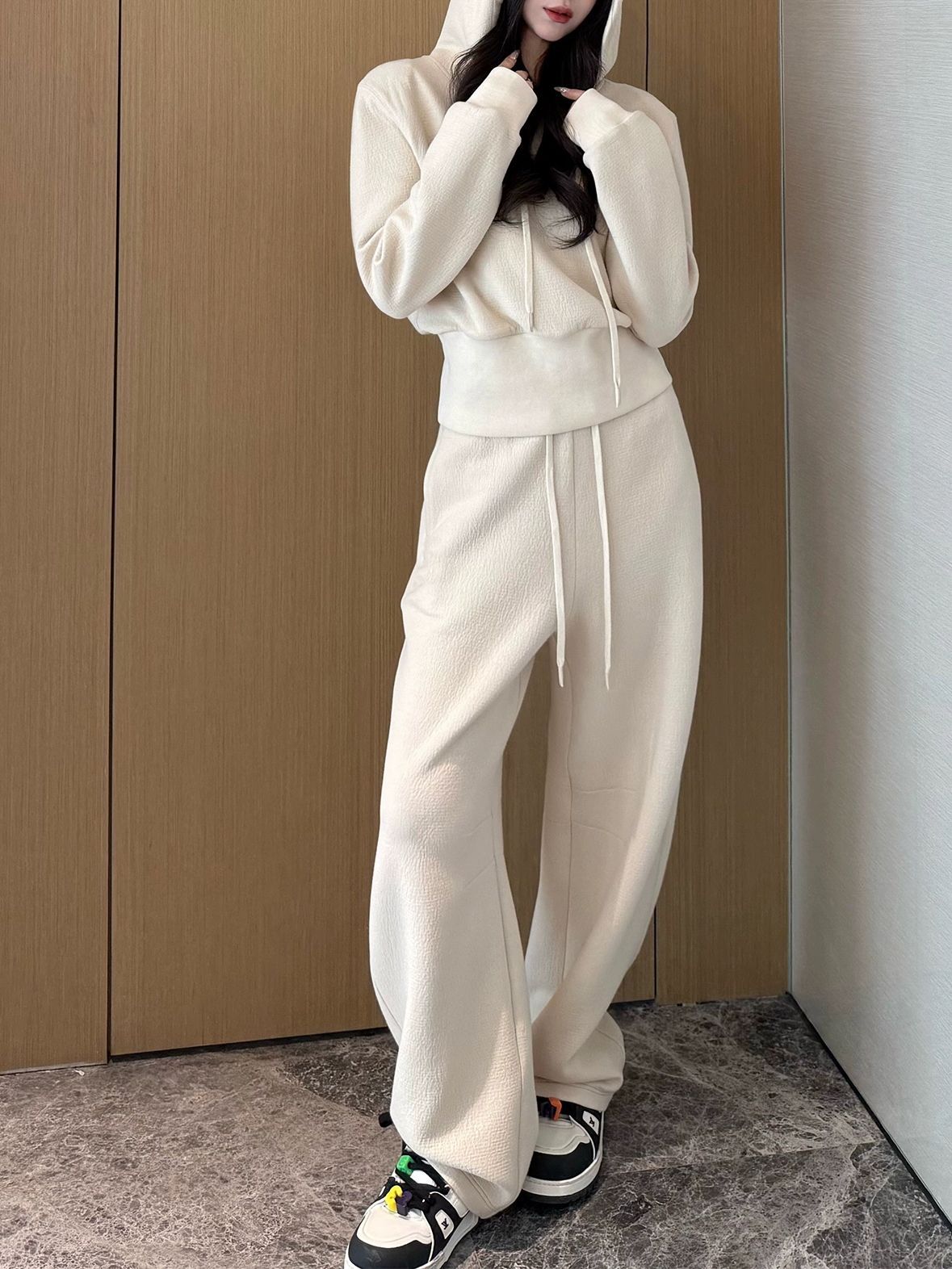 2025年の新しい春の婦人服の長袖の運動の衛のズボンのファッションのスーツの女性のデザイン感の小さい衆は腰の上着を収めます。