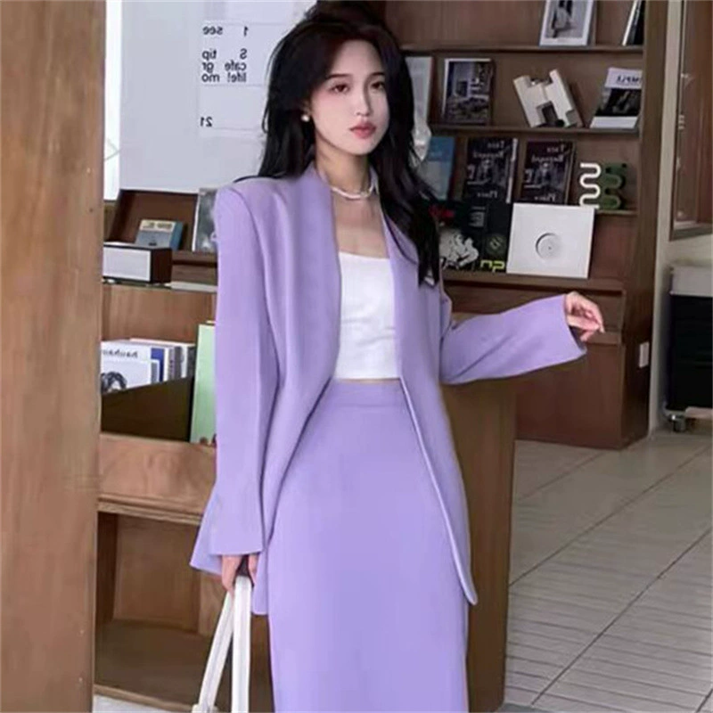 Новинка осени 2025: Элегантный и модный женский костюм-двойка в корейском стиле — простой блейзер без воротника и длинная юбка. Оригинальный дизайн.
