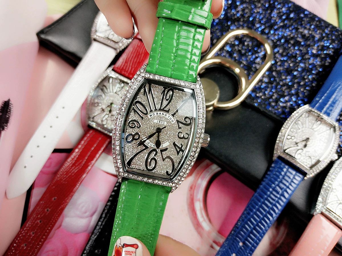 Торговля за рубежом, сезонная распродажа fashion micro-поставки женские часы цифровая серебряная оболочка барабанного типа женские оптовые, размещенные от имени