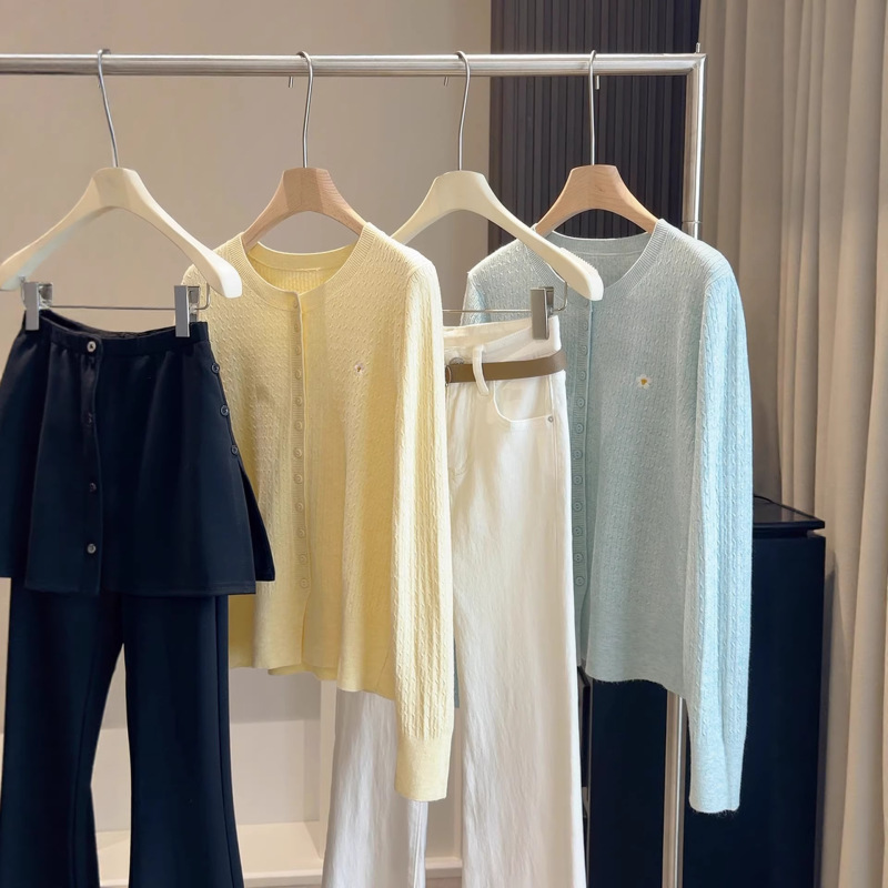 2026 Spring New Style Daisy Embroidered Knitted Cardigan for Women, Round Neck, Slim Fit, Inner Layer, Outerwear Sweater Top 2026 Spring New Style Daisy Embroidered Knitted Cardigan for Women, Round Neck, Slim Fit, Inner Layer, Outerwear Sweater Top