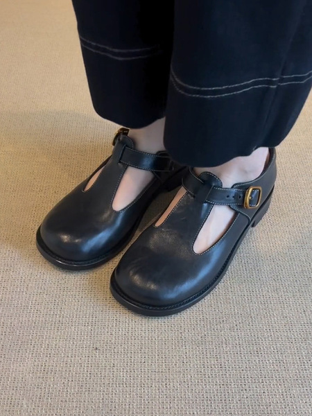 Leather retro minimalistic loafers