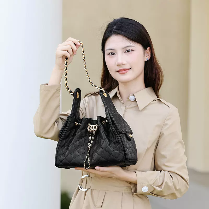 真皮女包小香风2025新款鱼子酱抽绳水桶hobo腋下手提单肩斜挎包包