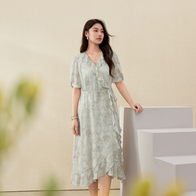 [Светло-зеленое платье с v-образным вырезом и нежным принтом] Тонкое и красивое женское летнее платье больших размеров толщиной мм, новый стиль