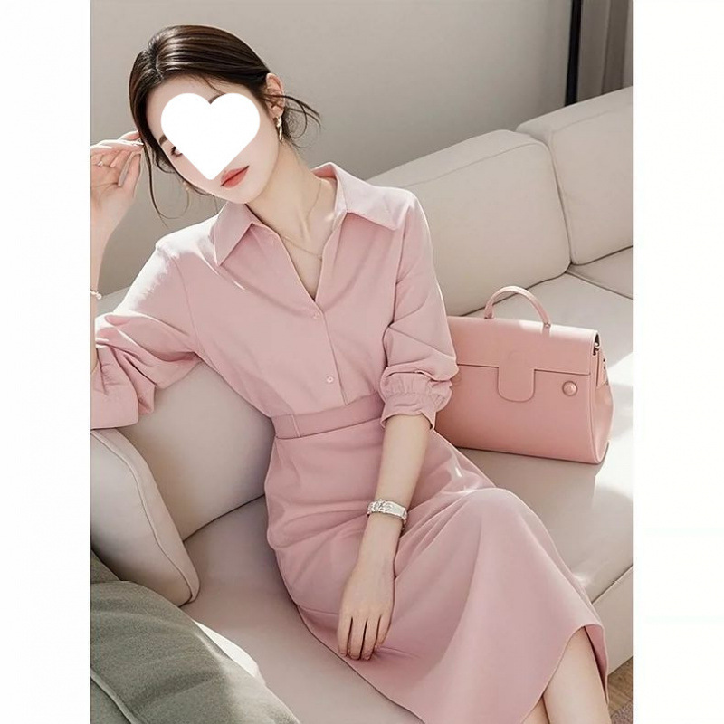 韓劇の女性の主人は超美しい高級感の小さい洋装を着ています。|undefined