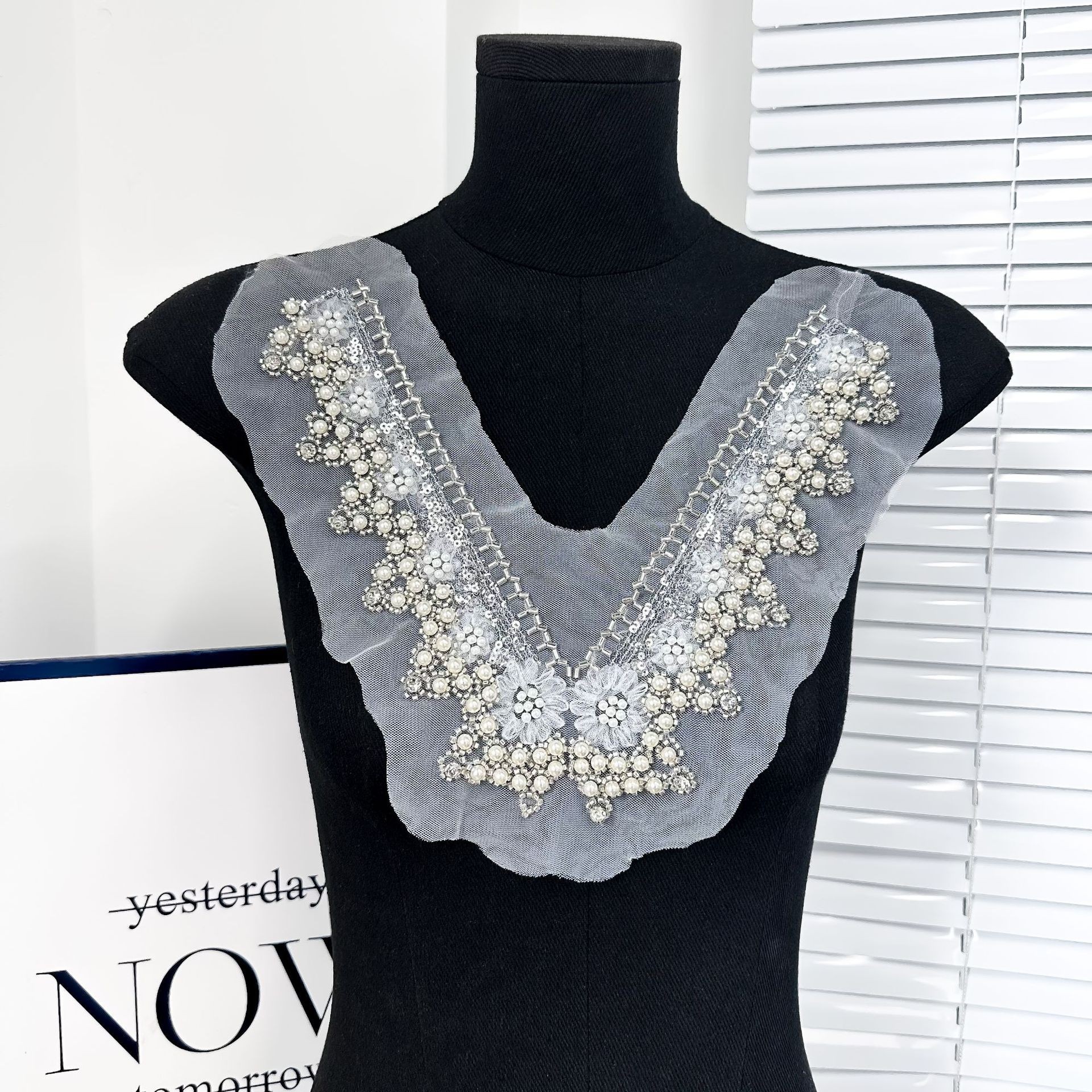 Negro y blanco pesado clavos de cuello accesorios de cuello frontal de encaje de malla damas V-collar vestido vestido image 11