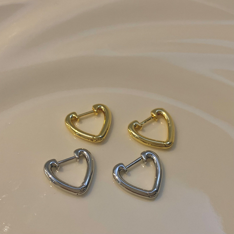 Small universal elegant earrings heart shaped