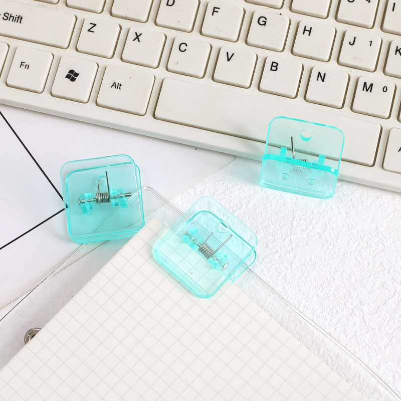 Fabricantes al por mayor acrílico cuadrado clips pequeños materiales de aprendizaje de oficina simple papel de prueba de clasificación de clips de plástico