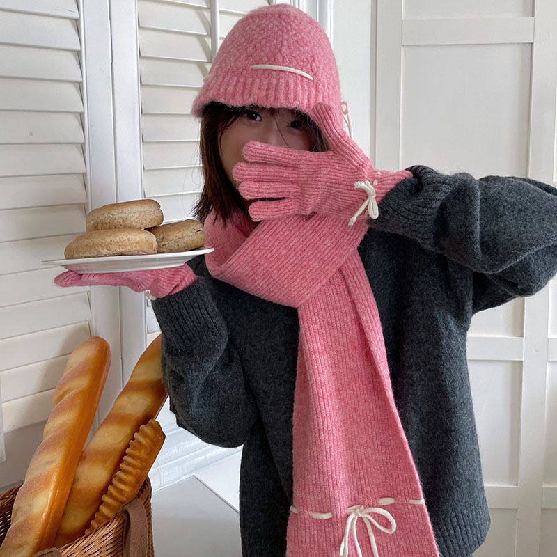 蝶結びのマフラーの女性は冬の高級感があります。|undefined