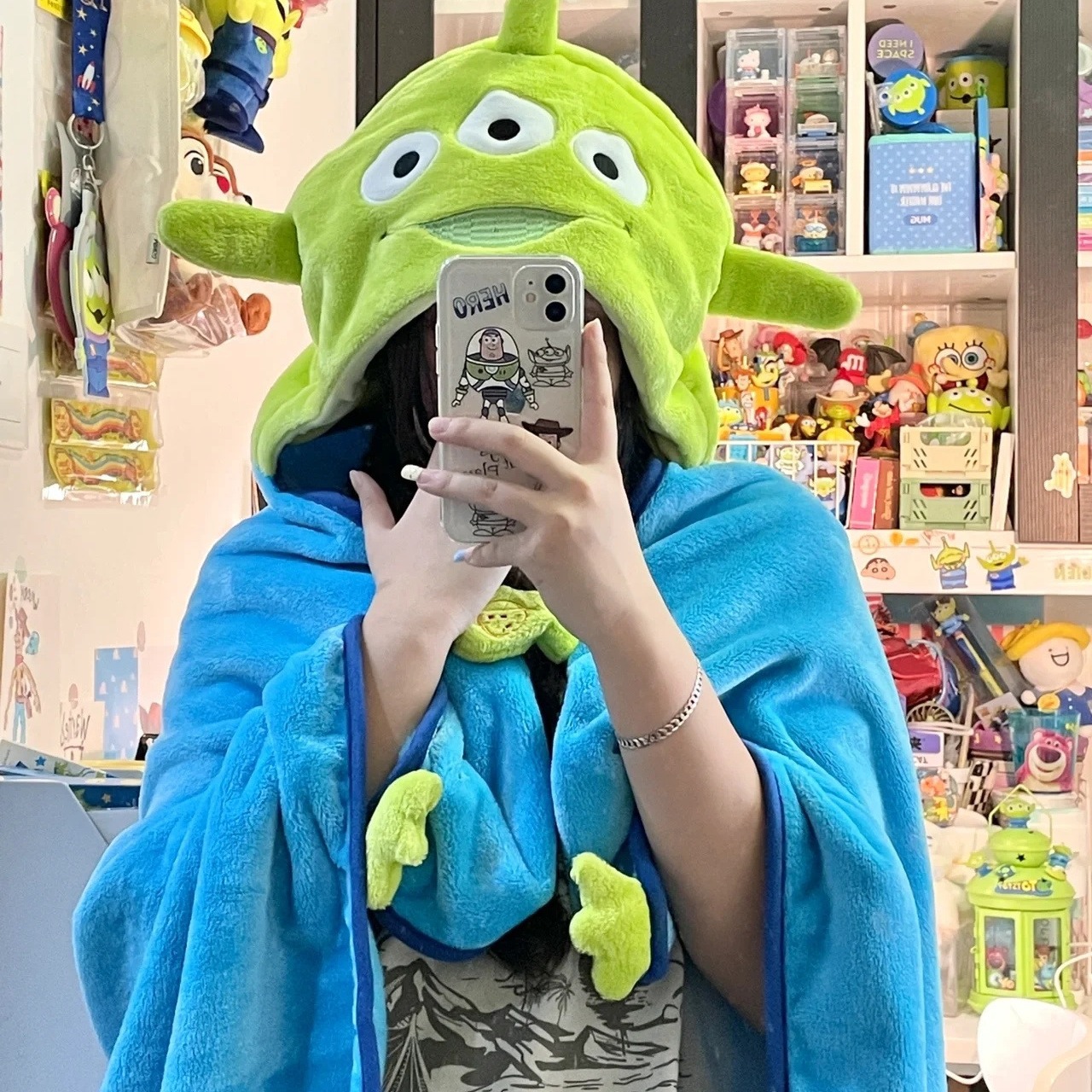 Cute cartoon girl with heart, three-eyed boy, strawberry bear, hooded home cloak, cape, home air-conditioning blanket, universal for all seasons