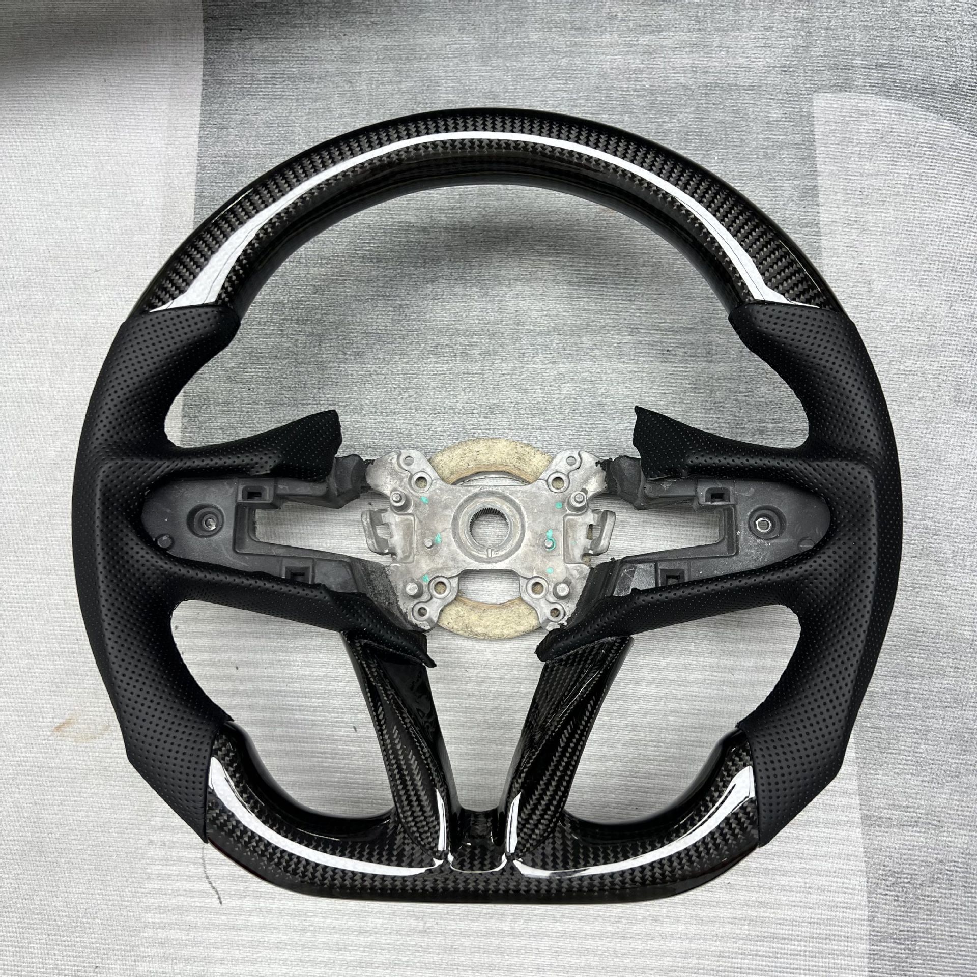 Factory Customized Carbon Fiber Car Steering Wheel Modification Suitable for Buick Chevrolet/Lacrosse/Lacrosse/Glacier