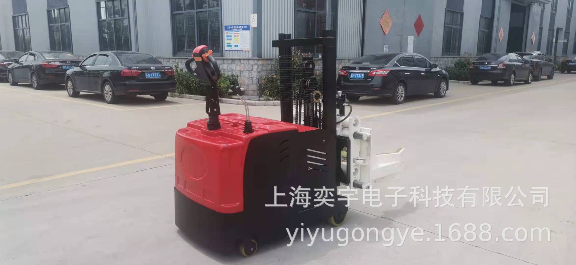 平衡重站驾式夹抱车