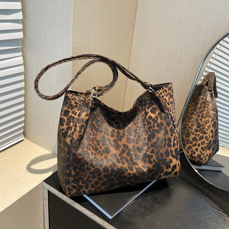 Otoño e invierno bolso de gran capacidad 2024 nuevo estilo de ropa lenta bolso de mujer bolso de mano bolso de hombro estampado de leopardo bolso especial