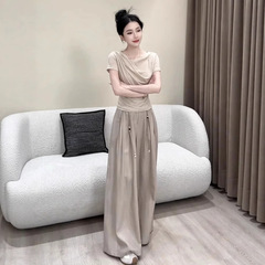 韓国風の高級プリーツスイングカラー半袖Tシャツ、女性用夏スリムデザインウエストショートトップ