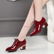 软皮单鞋女英伦漆皮跳舞女鞋粗跟系带深口尖头中跟皮鞋女