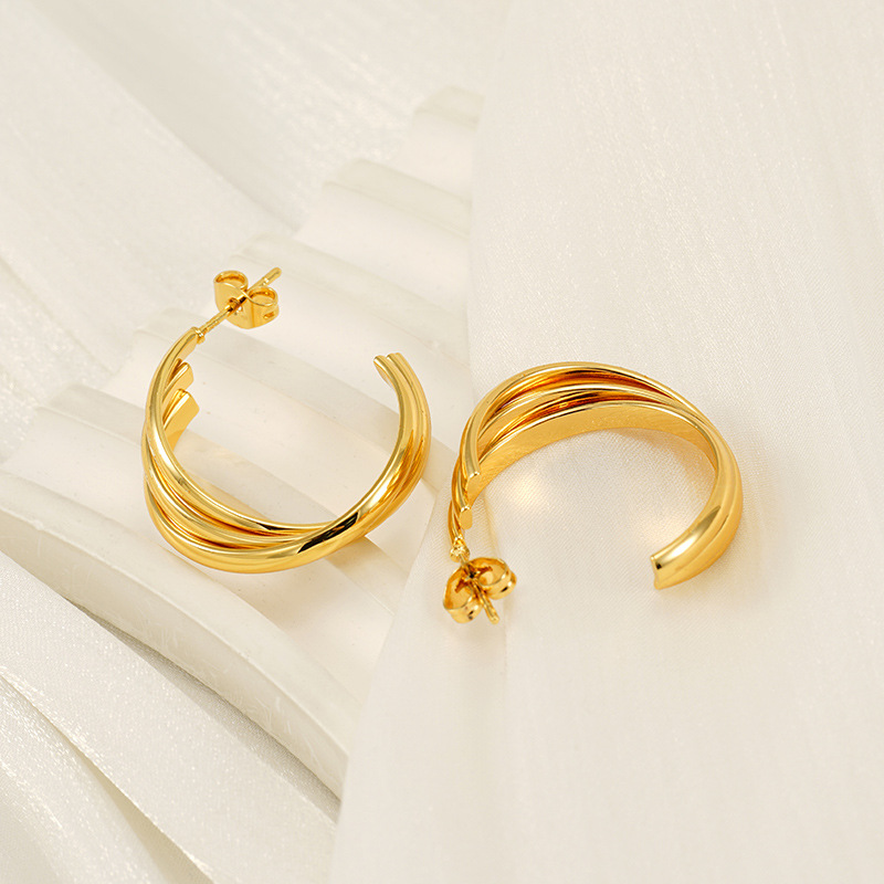 Pendientes de giro geométrico retro al contado de nuevo estilo Pendientes de anillo de acero de titanio de temperamento dorado de 18 quilates de moda