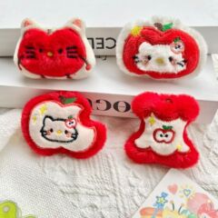かわいいぬいぐるみキティアップルクリエイティブニッチ人形ブローチバッグ衣類ペンダントキーホルダーアクセサリー