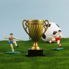 バスケットボールのサッカーのワールドカップの運動会のプラスチックの金色のチャンピオンのトロフィーの誕生日のケーキの装飾は挿し込みのプラグインを飾ります。
