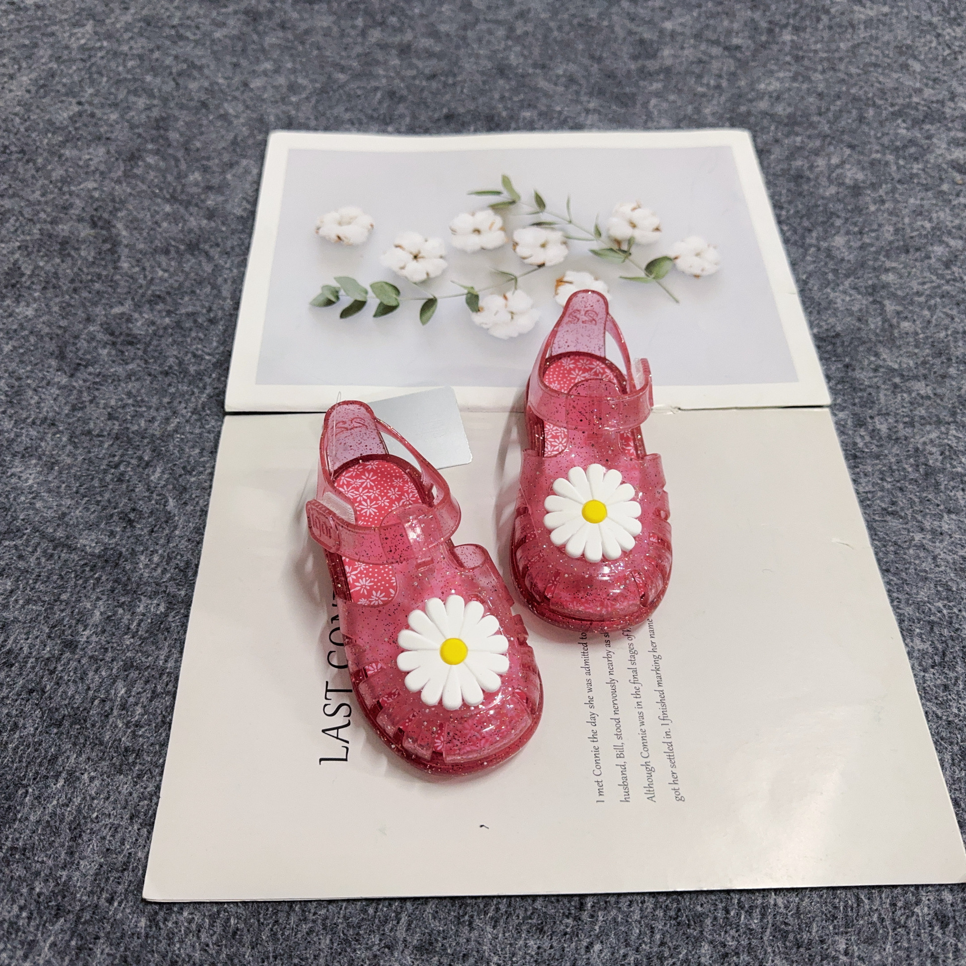 夏の新作、男の子と女の子のための無地カジュアル包頭ローマサンダル、マジックテープ付きビーチサンダル