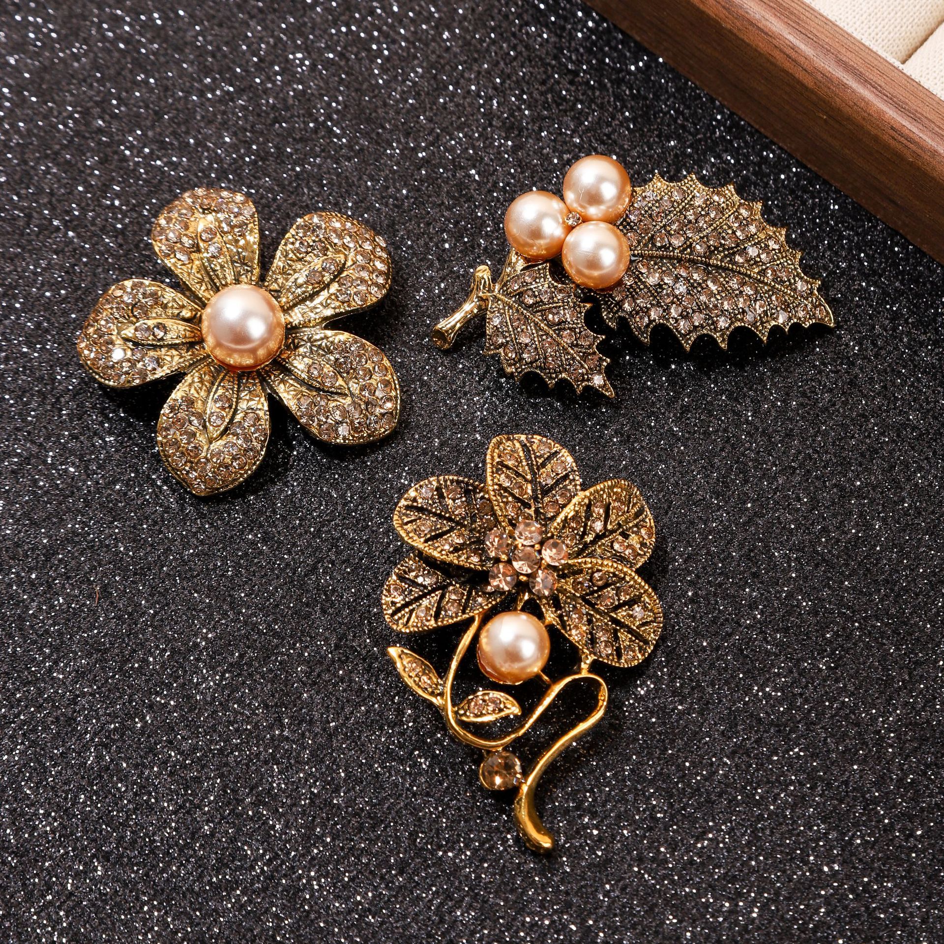 Vintage Blumenbrosche Mit Strass Und Perlen Elegantes Design_voghion.com