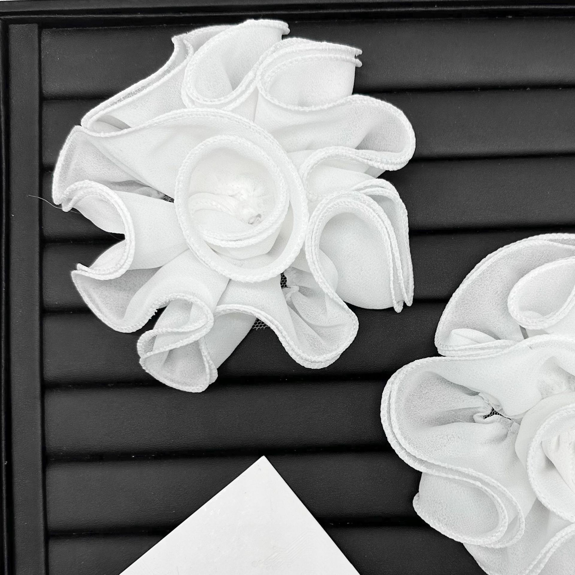 Ventas transfronterizas calientes 14.5cm irregular estereoscópico flores pequeñas flores de encaje de acero regalos de ropa decoración de vestido