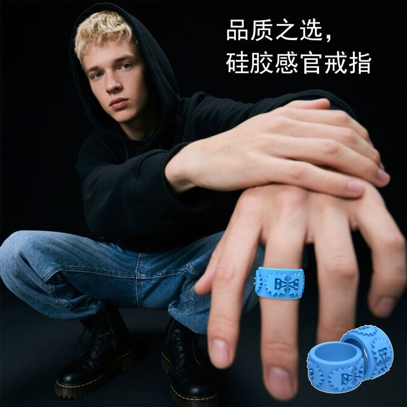 Amazon の人気の感覚フィジェットおもちゃは、子供たちが不安を和らげるために減圧する感覚シリコンリングです。|undefined