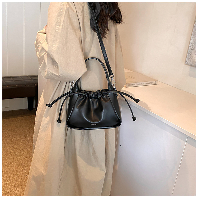 Korean version fashionable drawstring handbag for women 2024 new large capacity bucket commuting versatile shoulder_voghion.com