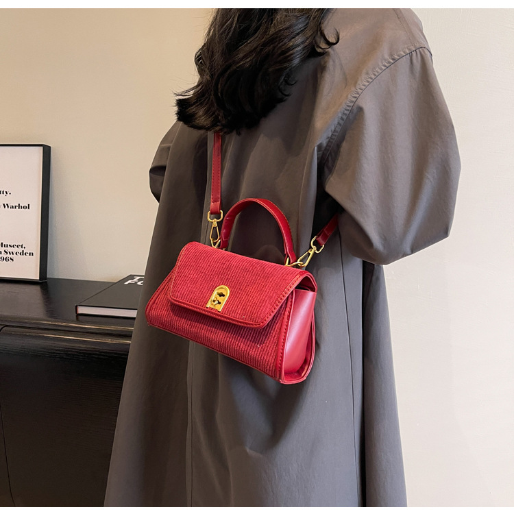 Women's Medium All Seasons Flannel Solid Color Streetwear Square Lock Clasp Handbag display picture 3