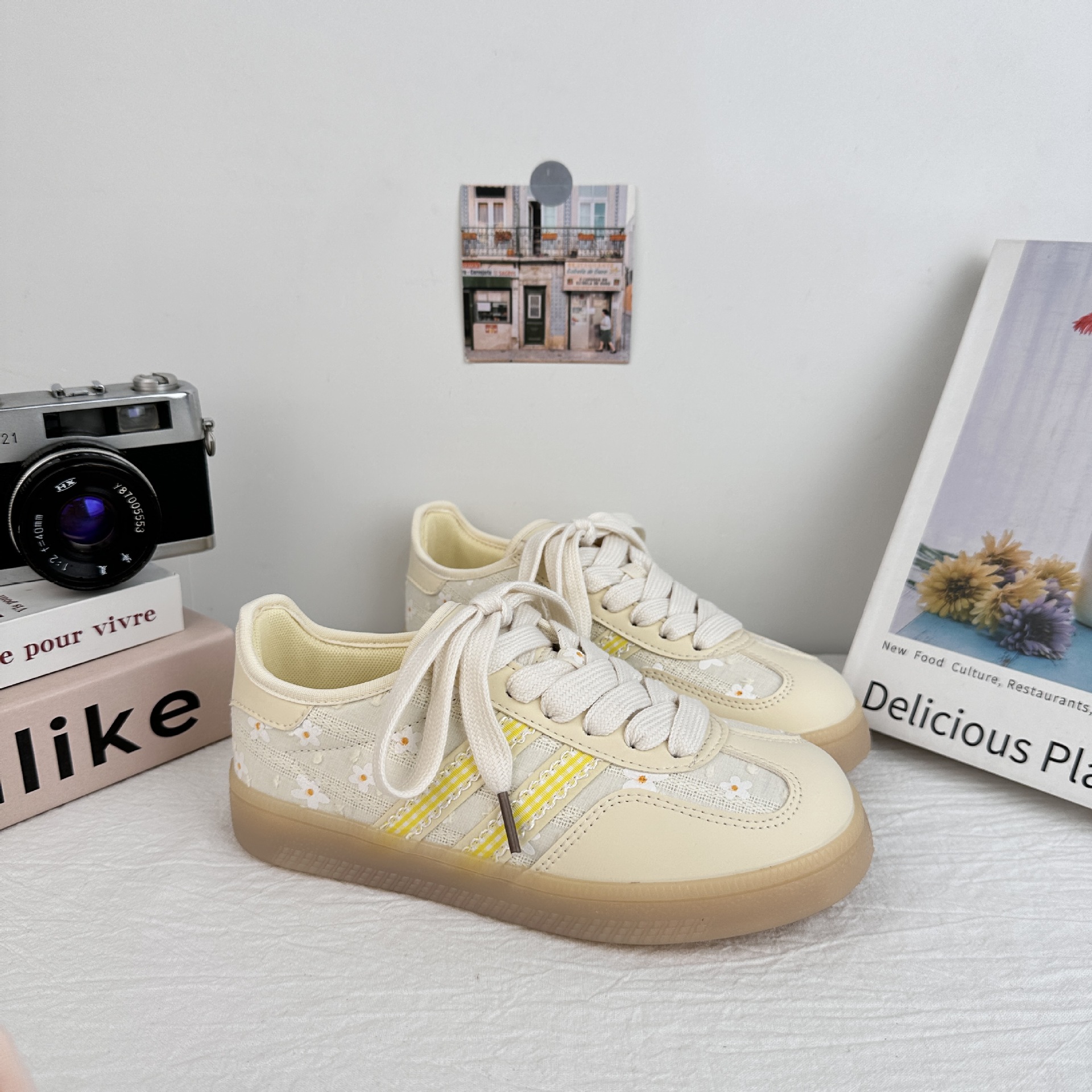 Yuanbo coreano zapatos de skate para mujeres 2025, verano nuevo bordado con zapatos blancos con falda retrógrada zapatos de entrenamiento alemán