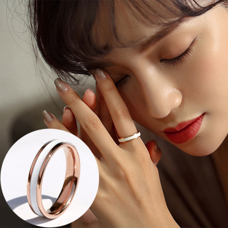 Personalidad de moda anillo de dedo índice de viento frío epoxi en blanco y negro femenino europeo y americano simple