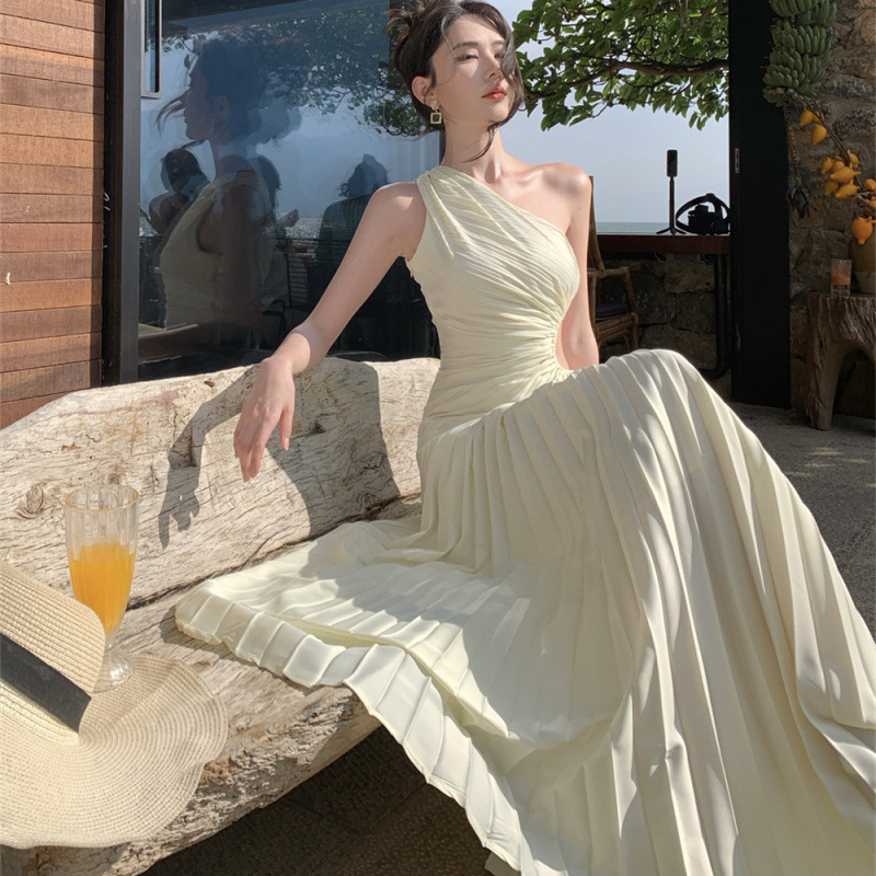 French Sexy Cut Out Pleated Slanted Shoulder Dress for Women 2025 Summer New Elegant Waist High-End Dress Skirt
