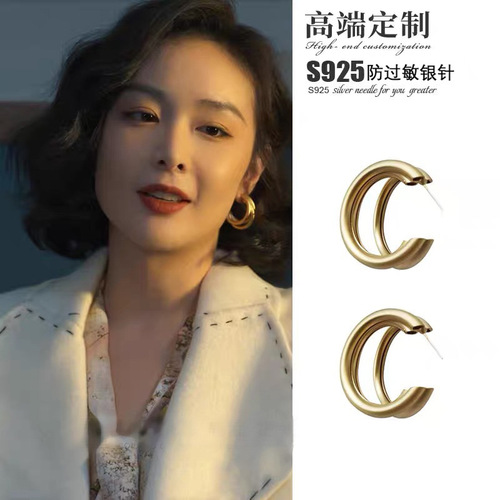 Kuangbiao's sister-in-law Chen Shuting's same silver needle metal C-shaped earrings are Korean-style and light luxury earrings.