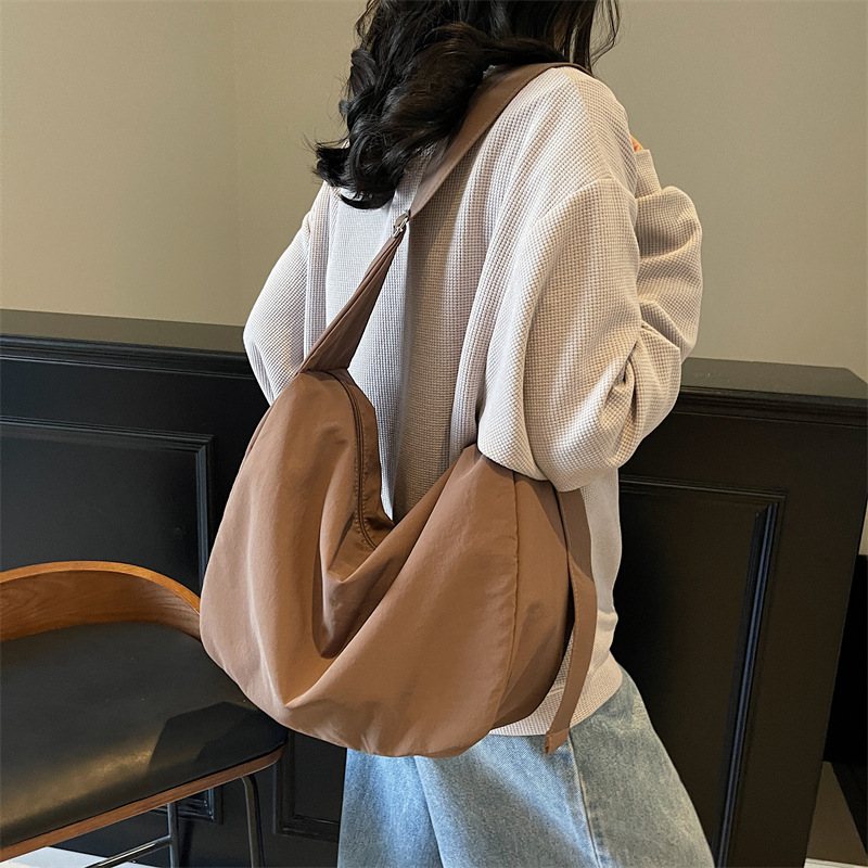 Bolsos de gran capacidad Bolsos de media luna de estilo perezoso para mujer Bolsos de bola de masa de mensajero de un solo hombro Bolsos de tela deportiva y de ocio de moda image 3