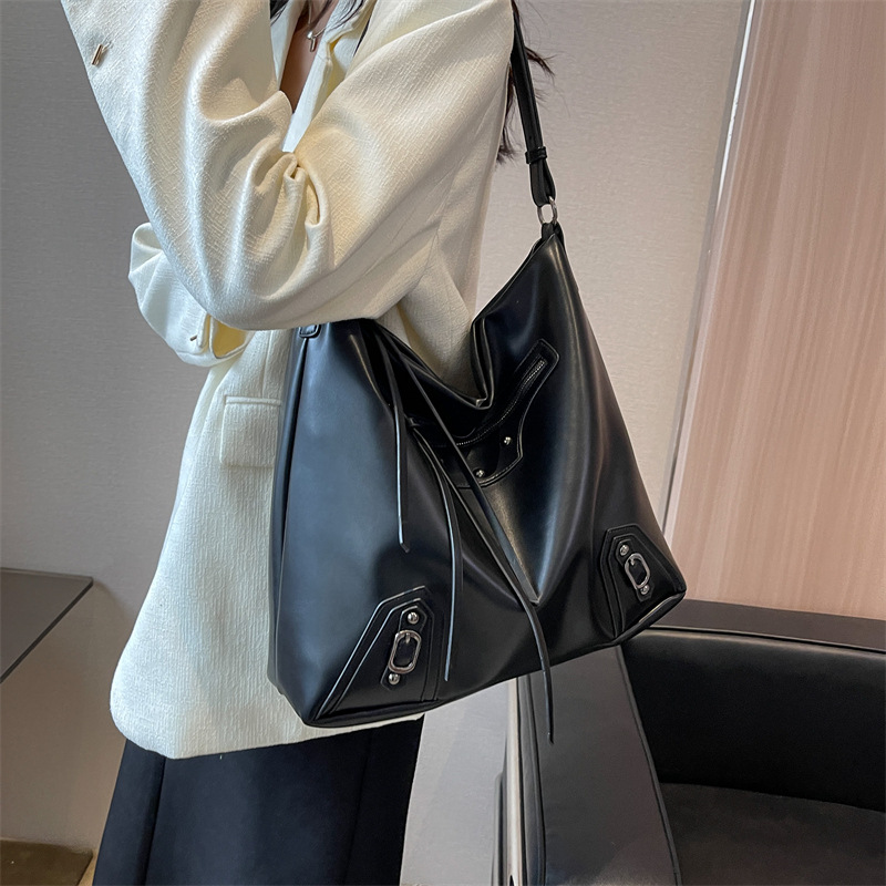 Bolsa de asas de la motocicleta de Superficie suave ocasional 2023 Invierno nuevo nicho de gran capacidad bolso de hombro versátil simple bolso de las mujeres