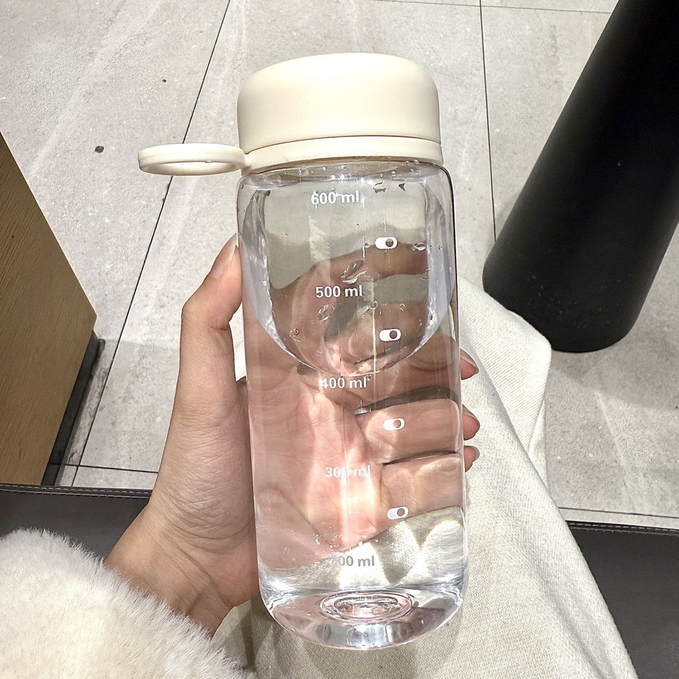 Summer High-Looking, High-Temperature-Resistant Portable Water Bottle Suitable for Students to Carry Around, with a Lightweight and Non-Slip Design